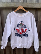 Load image into Gallery viewer, World Series 1987 Minnesota Twin Champions Vintage Sweater Mens (L)
